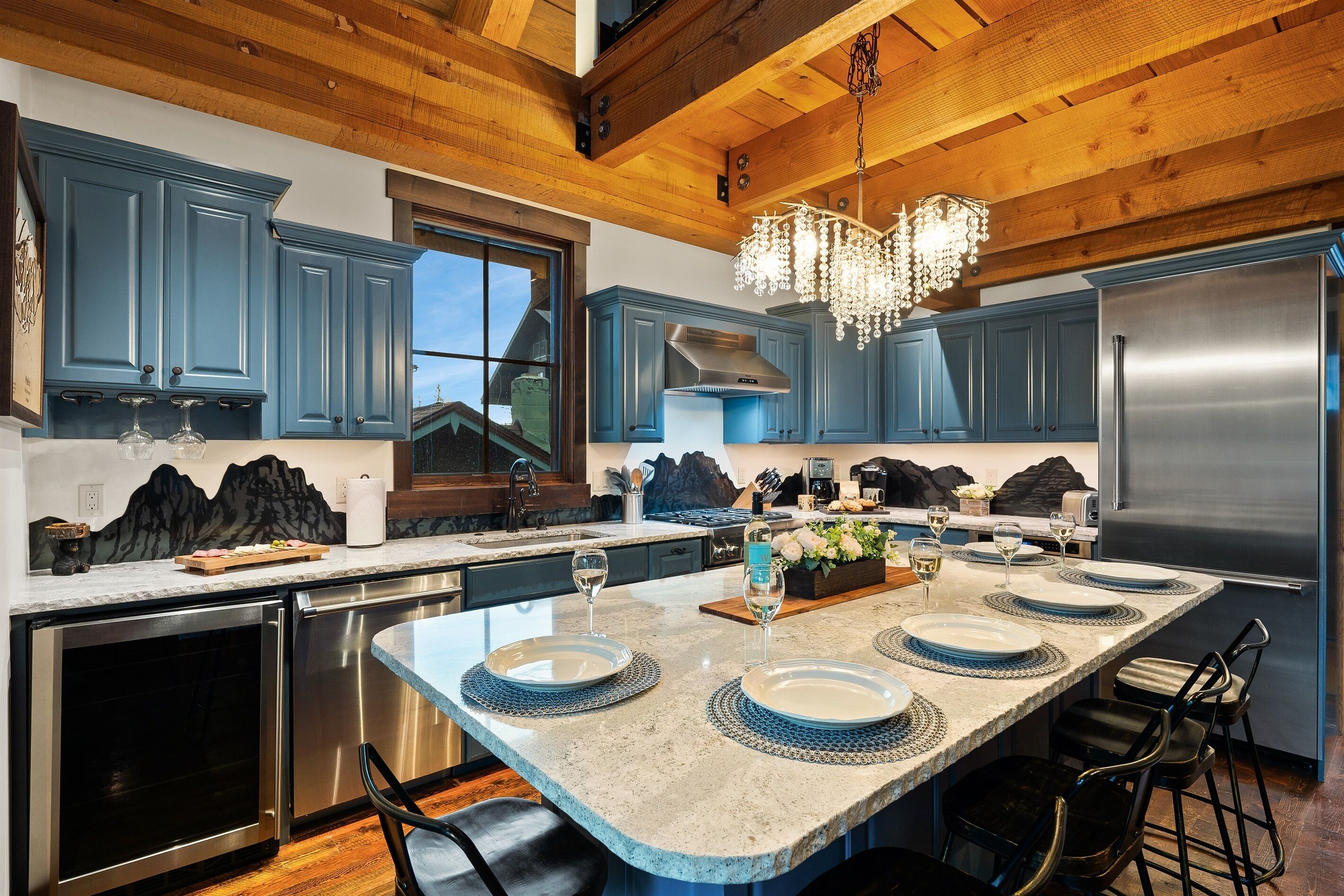 冷蔵庫、電子レンジ、オーブン、コンロ