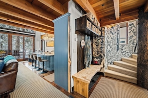 Un intérieur en bois comprenant un bar, des sièges et un escalier.