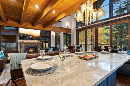 Make Memories at this luxe treehouse; hot tub; PS5; direct trail / slope access