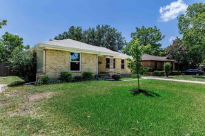 Exterior - Peaceful White Rock Retreat : 3-Bedroom Zen Escape (Dallas)