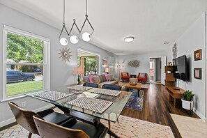 Smart TV - Peaceful White Rock Retreat : 3-Bedroom Zen Escape (Dallas)