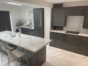Ferienhaus | Eigene Küche | Kühlschrank, Mikrowelle, Ofen, Herdplatte