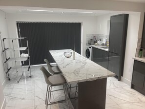 House | Dining - Cozy London Home With Three Bedrooms (London)