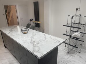 House | Bathroom - Cozy London Home With Three Bedrooms (London)