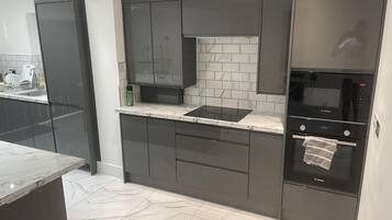 Casa | Cocina privada | Refrigerador, microondas, horno y parrilla de estufa