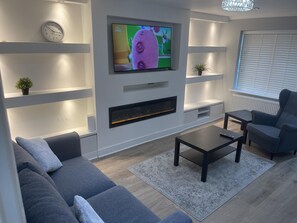 Ferienhaus | Wohnbereich | Fernseher, Kamin