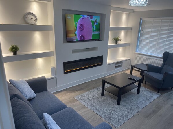 House | Living area | TV, fireplace - Cozy London Home With Three Bedrooms (London)