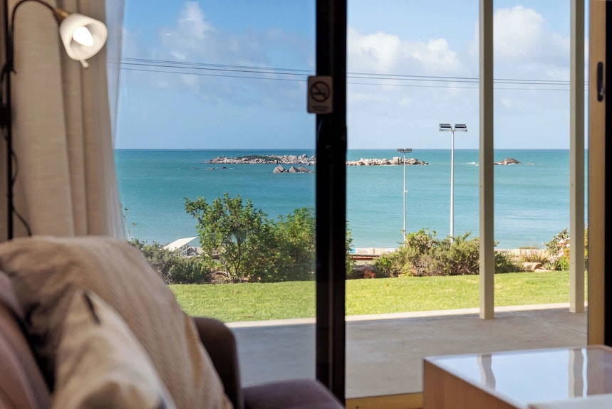 The Dolphins 1 Beachfront Holiday Apartment | 1/10 Strangways Terrace - Middleton