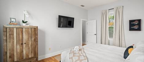 2 habitaciones, escritorio, tabla de planchar con plancha y wifi