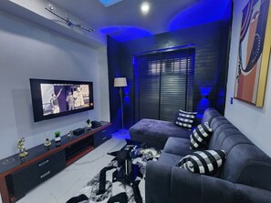 Living area - Cozy 2-bedroom bnb in beautiful Palmgrove Estate Ilupeju Lagos with AC & WiFi (Lagos)