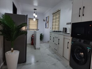 Private kitchen - Cozy 2-bedroom bnb in beautiful Palmgrove Estate Ilupeju Lagos with AC & WiFi (Lagos)