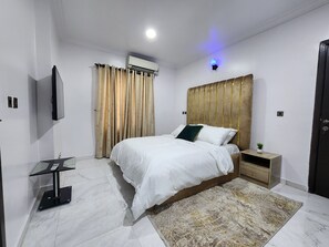 2 bedrooms, WiFi, bed sheets - Cozy 2-bedroom bnb in beautiful Palmgrove Estate Ilupeju Lagos with AC & WiFi (Lagos)