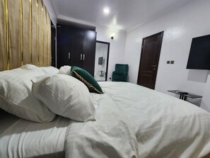 2 bedrooms, WiFi, bed sheets - Cozy 2-bedroom bnb in beautiful Palmgrove Estate Ilupeju Lagos with AC & WiFi (Lagos)