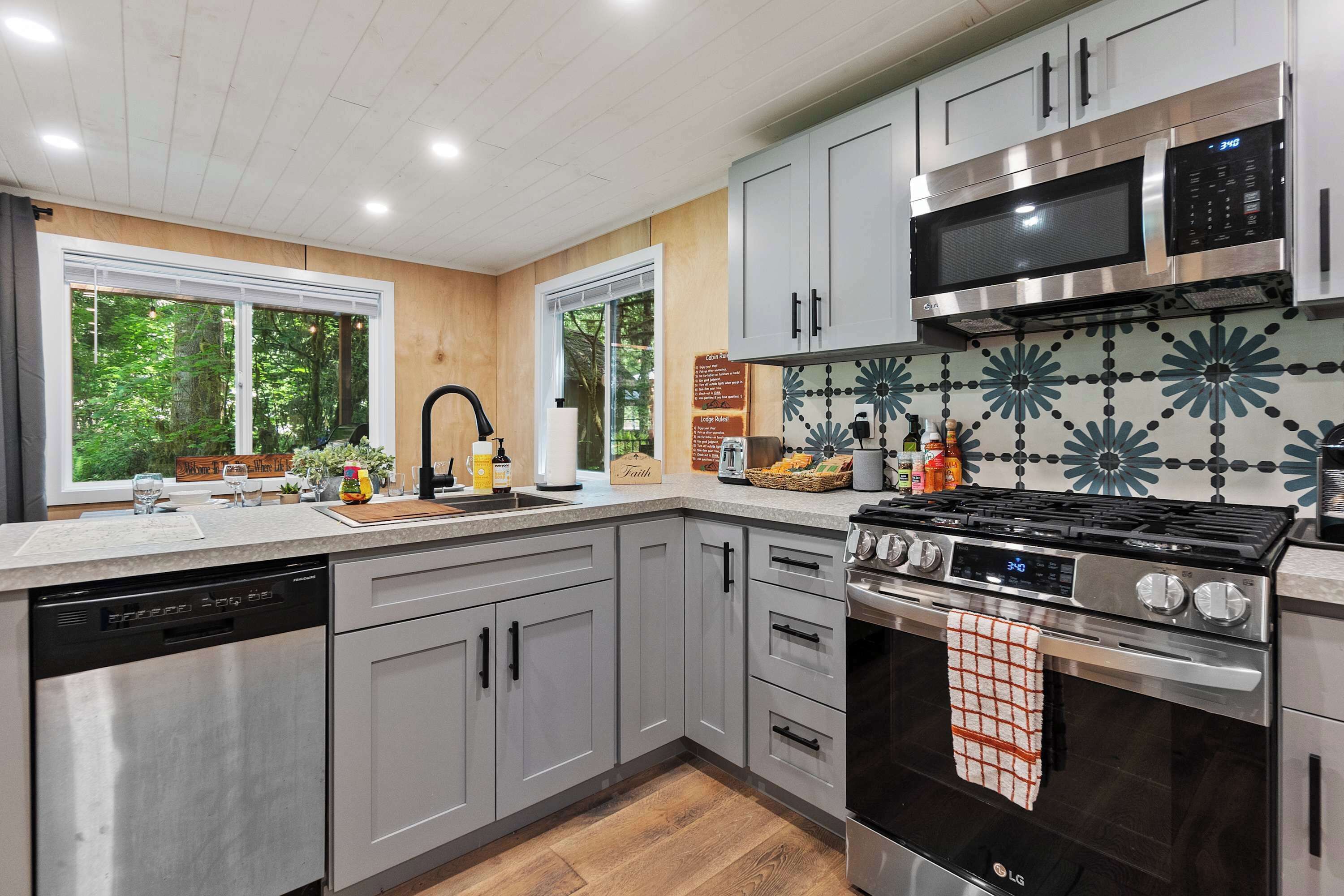 Refrigerador, microondas, horno y parrilla de estufa 