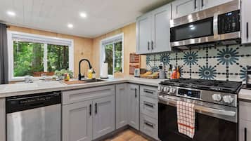 Refrigerador, microondas, horno y parrilla de estufa