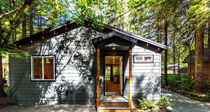 Sauk River Cabins âą Hot Tub âą Firepit