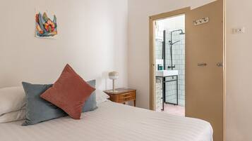 1 camera, ferro/asse da stiro, lenzuola