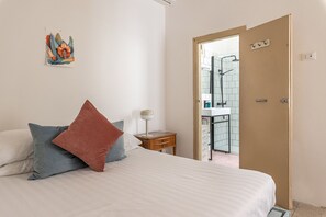 1 quarto, ferros/tábuas de passar roupa, roupa de cama