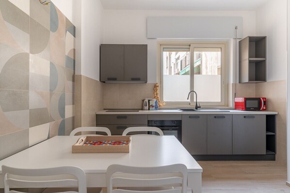 Frigorifero, microonde, forno, macchina per tè/caffè