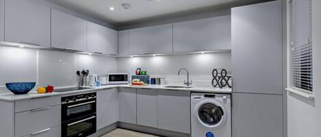 ميكروويف، فرن، غسالة أطباق، كرسي للأطفال