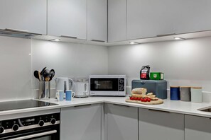 Mikrowelle, Ofen, Geschirrspüler, Hochstuhl