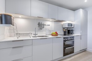 Mikrowelle, Ofen, Geschirrspüler, Hochstuhl