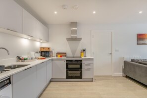 Mikrowelle, Ofen, Hochstuhl, Kochgeschirr/Geschirr/Besteck