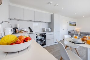 Oven, dishwasher, high chair, cookware/dishes/utensils - 2 Bed in Woolacombe (oc-w29817) (Woolacombe)