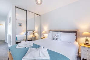 2 عدّة غرف نوم ومكواة/لوح كي وواي فاي مجانًا وملاءات أسرّة