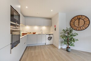 Frigorifero, microonde, forno, pentole/stoviglie/utensili