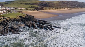 Une ville côtière dotée d’une plage, d’un littoral rocheux et d’un grand bâtiment à étages.