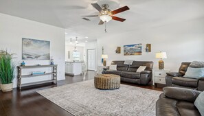 Smart TV - Oak trees, Heated Pool oasis & walk to beach! Drive to downtown 3 min! (Gulfport)