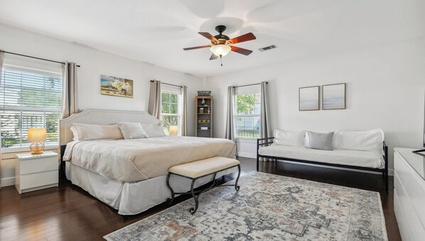 3 bedrooms, iron/ironing board, free WiFi, bed sheets - Oak trees, Heated Pool oasis & walk to beach! Drive to downtown 3 min! (Gulfport)
