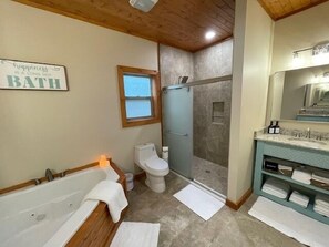 Dusche, Whirlpool, Haartrockner, Handtücher