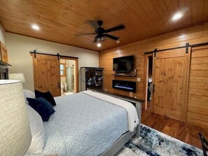 4 bedrooms, desk, iron/ironing board, free WiFi