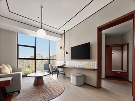 Deluxe Suite, 1 King Bed | Living area