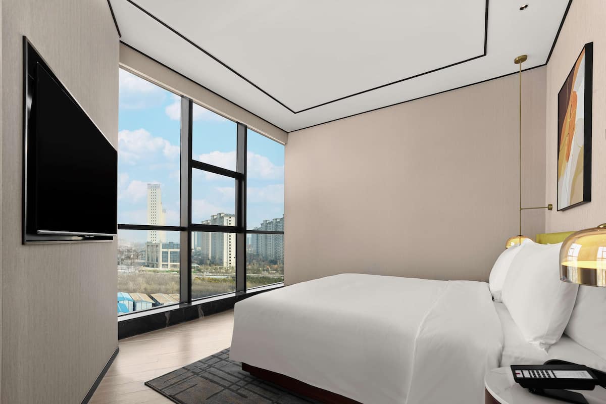 Deluxe Suite, 1 King Bed | Free WiFi