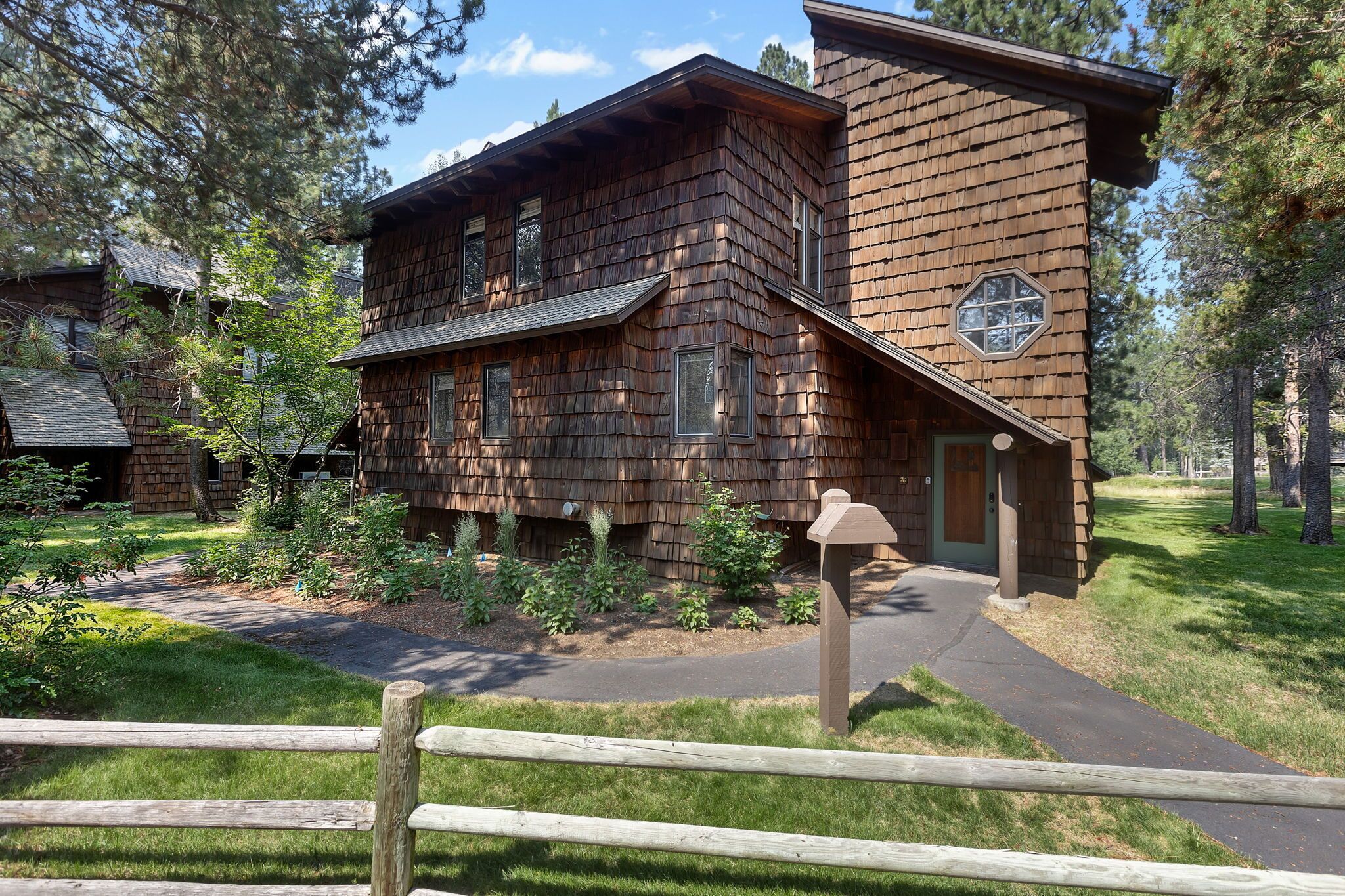 Cozy, Golf Course Town Home in Sunriver, Two Fireplaces, Private balcony