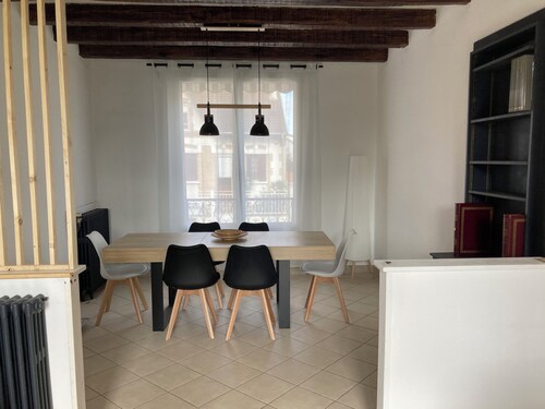Beautiful house with terrace 10 minutes by train from Paris and 6 minutes walk from the station.