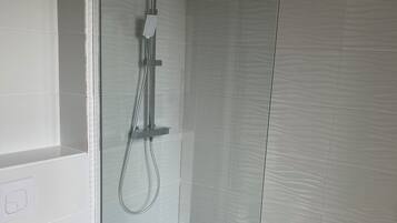 SĂšche-cheveux, serviettes fournies, savon, papier toilette
