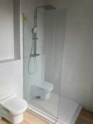 Haartrockner, Handtücher, Seife, Toilettenpapier