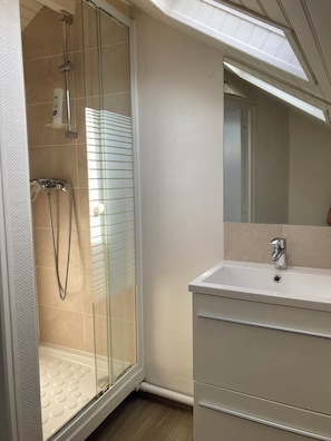 Sèche-cheveux, serviettes fournies, savon, papier toilette