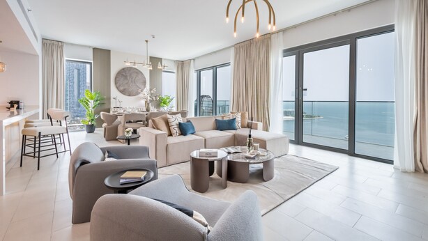 Un salon moderne avec un canapé, une table basse et un coin repas.