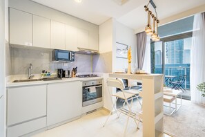 Fridge, microwave, oven, toaster - Stunning 1BR Apartment in Vera Tower, Business Bay by Deluxe Holiday Homes (Dubai)