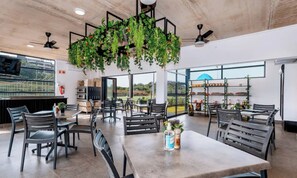 Dining - 3Bed Apartment with Clubhouse Amenities in Ballito (Cape Town)