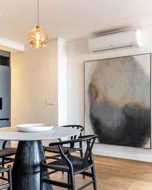 Dining - Modern 1 Bedroom in Sea Point (Cape Town)