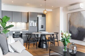 TV - Modern 1 Bedroom in Sea Point (Cape Town)