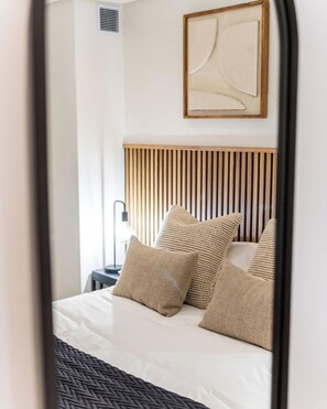 1 bedroom, iron/ironing board, Internet, bed sheets - Modern 1 Bedroom in Sea Point (Cape Town)