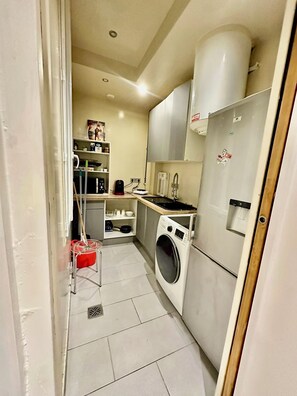 Kjøleskap, mikrobølgeovn, kokeplater og kaffetrakter/tekoker