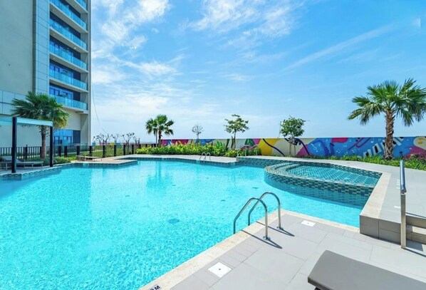Una piscina al aire libre
